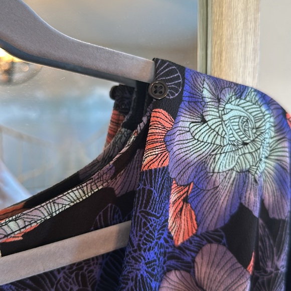 EUC Nursing Cover Up Top - Picture 8 of 9